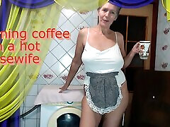 café du matin avec une femme au foyer chaude et joyeuse discutant avec des fans autour dune tasse de café tout en étant assise sur une machine à laver