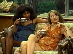 Retro rompe orto durin video with interracial FFM threesome on the sofa