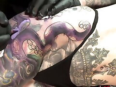 marie bossette se hace un tatuaje doloroso en la pierna