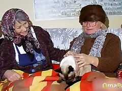 奶奶女同性恋玩自然奶和手淫毛茸茸的小猫与假阳具