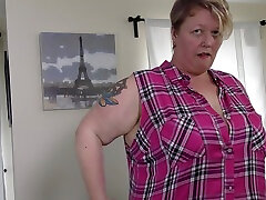 British amateur mature short haired BBW lets it all hang out