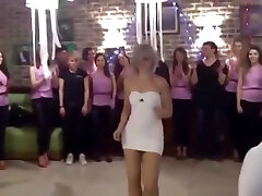 femme en robe courte sexy danse sur la fête de famille