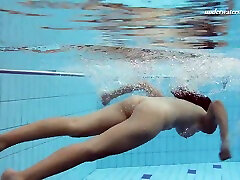 Natural tits solo model diving while displaying her hot ass