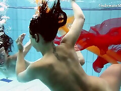 黑发lesbain青少年与自然奶享受游泳池