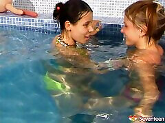 lesbisches amylouise jackson im bikini mit wunderschönem arsch, das ihre muschi gefingert bekommt