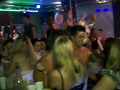 tener sexo duro durante una fiesta de baile en un club