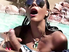 Hot sex in the pool with the sexy Latina mom is weakness Vallade