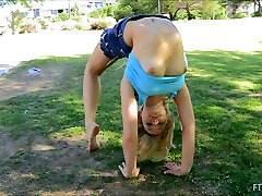 A flexible blonde girl shows porn mozambique baby eruptions in a park