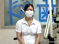 रिया मिकोटोरी 69 की स्थिति में जापानी दंत चिकित्सक