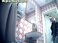 белая цыпочка в кожаной куртке и черных брюках писает в туалетной комнате