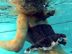 эффектная и свежая брюнетка студентка колледжа голая под водой