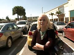 любительская блондинка сосет и трахается на заднем сиденье фургона в реалити-порно видео