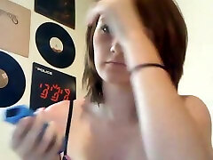 chica blanca de pelo avellana sucia muestra sus tetas pequeñas en la webcam