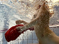 pelirroja mardan teacher amante adolescente bajo el agua desnudándose en la cámara