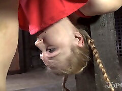 blondynka blada skóra dziewczyna związany i składany na drewnianym słupku