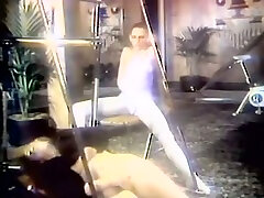 retro-prostituierte zeigt einem mann in einem fitnessstudio ihre blowjob-fähigkeiten
