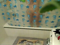 travieso video de cámara oculta de la tía madura con curvas de mi esposa en la ducha