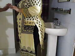Sexy Pakistani Desi dance hot jeans Ayesha Bhabhi Fucked By Her Ex Boyfriend - While Washing Hands In Washroom