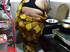 triniboy sex Me Saree Pahana Desi Hot Aunty Ki Chudai - 55 Year Old Tamil Aunty Fucks In The Kitchen