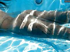 स्विमिंग पूल पानी के नीचे xxxvideo arab bbw बेब बोनी डोल्से