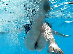el ahumado en caliente húngaro bonnie chick natación