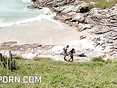 热巴西女孩性交由大黑公鸡在海滩