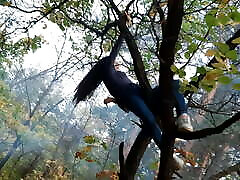 ragazza scalato un albero a strofinare la figa su di esso-lesbiche-illusione