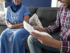 muzułmańska kobieta daje lizanie dupki podczas rozmowy kwalifikacyjnej