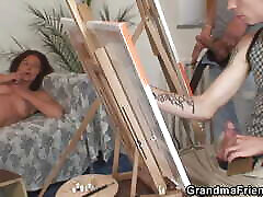due adolescenti pittori condividere nudo vecchia donna