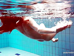 प्यारा किशोर मार्टिना स्विमिंग पूल में नग्न