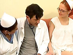 trío con dos enfermeras muchacha y muchos orgasmos!