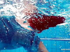 hermoso jengibre coño peludo bajo el agua