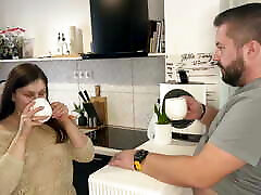 业余的妻子需要一些奶油为她的咖啡，所以她挤奶她的丈夫！