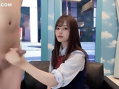 colegiala amateur japonesa dando una paja a un hombre en la sala del espejo mágico