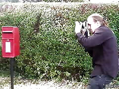 fotograf fingert ihre fette muschi vor dem ficken