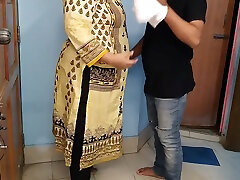 ghar Kee Saphaee Karate Hue Maa Ko Chodane Ko Majaboor Indian Stepmom Fucked While Cleaning The House - Hindi Audio