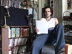 Busty MILF verführt young Gestüt auf der couch für wilden sex