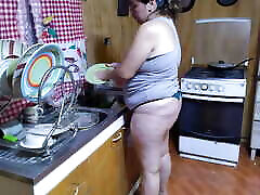 mamma pulisce la sua cucina