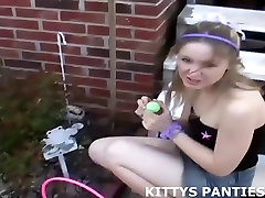 Cute teen Kitty ayant une sexy bataille doreillers