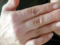 вендс-та-кюлотт - крупным планом : любительская женщина дрочит пальцами и дилдо свою киску