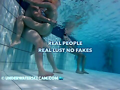 teaser schamloses teenie-paar fickt im öffentlichen schwimmbad