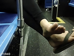 खरा पैर पैर की उंगलियों और तलवों पर एक सार्वजनिक बस में