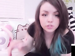 симпатичная любительская девушка-подросток, играющая с киской на веб-камеру