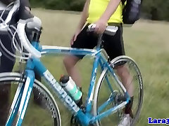 Británica madura en medias recoge ciclista para la mierda