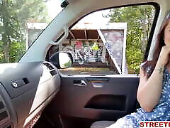 streetfuck-little caprice cavalca straniero con un preservativo durante il sesso pubblico in auto