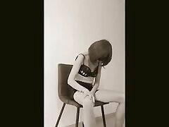 maja amateurfrau berührt sich über einem stuhl