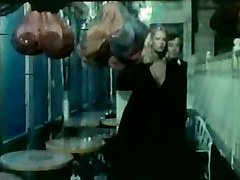Brigitte Lahaie Anna cuisses entrouvertes 1979 sc2