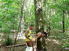 德国女大学生抓到青少年夫妇在森林里做爱，并加入FFM3SOME