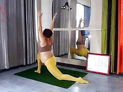 رژينا نوار یوگا در جوراب شلواری زرد انجام یوگا در ورزشگاه. یک دختر بدون شورت در حال انجام یوگا است. 2