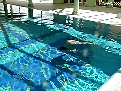 Hot Us Blondie Swims Naked In The Pool - sex foot lesbi Cruz